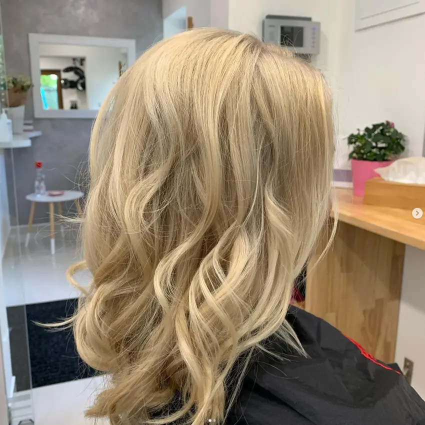 Účes od Romany Hůlkové – Jemné blond vlny